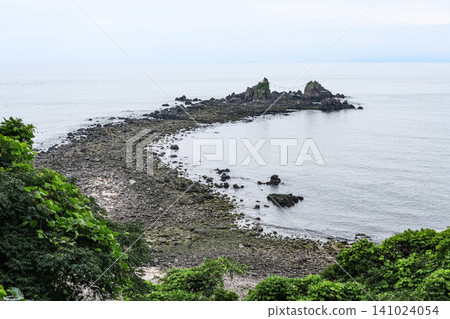 三石礁,位於真鶴半島頂端的岩礁。 三石礁,位於真鶴半島頂端的岩礁。 141024054