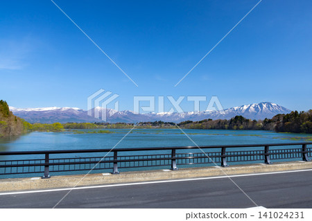 從岩手縣岩手郡雫石町雫石川上的雫石湖上的安波橋上,可以看到湖面藍色的湖面上白雪皚皚的岩手山和雫石滑雪場。 從岩手縣岩手郡雫石町雫石川上的雫石湖上的安波橋上,可以看到湖面藍色的湖面上白雪皚皚的岩手山和雫石滑雪場。 141024231