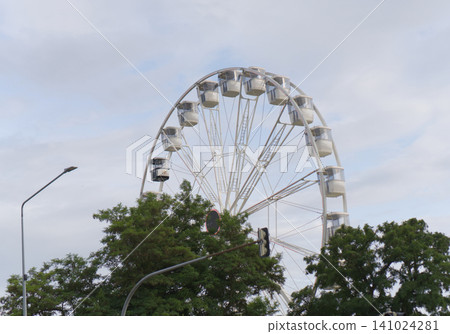Ferris wheel in city park Ferris wheel in city park 141024281