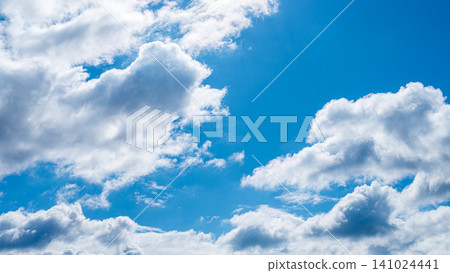 許多白雲飄過蔚藍的冬天天空。 許多白雲飄過蔚藍的冬天天空。 141024441