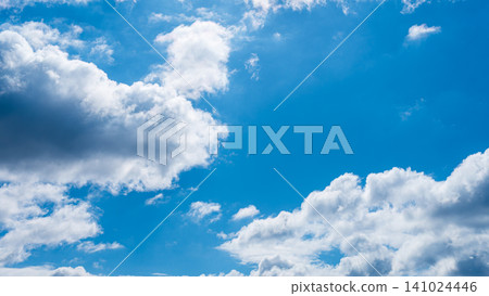 許多白雲飄過蔚藍的冬天天空。 許多白雲飄過蔚藍的冬天天空。 141024446