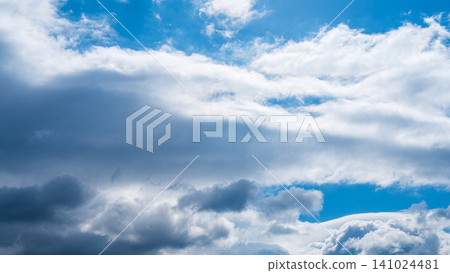 許多白雲飄過蔚藍的冬天天空。 許多白雲飄過蔚藍的冬天天空。 141024481