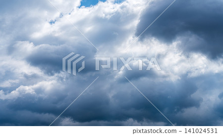 許多白雲飄過蔚藍的冬天天空。 許多白雲飄過蔚藍的冬天天空。 141024531