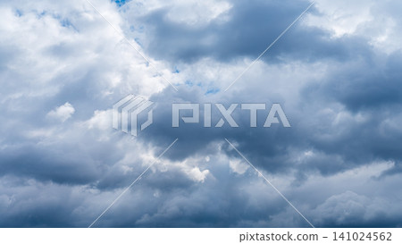許多白雲飄過蔚藍的冬天天空。 許多白雲飄過蔚藍的冬天天空。 141024562