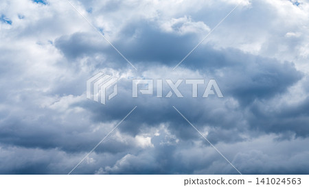 許多白雲飄過蔚藍的冬天天空。 許多白雲飄過蔚藍的冬天天空。 141024563
