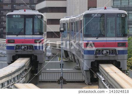 大阪單軌電車 1000 系列列車(1122 和 1125 列)停靠在千里中央站西側。 大阪單軌電車 1000 系列列車(1122 和 1125 列)停靠在千里中央站西側。 141024818