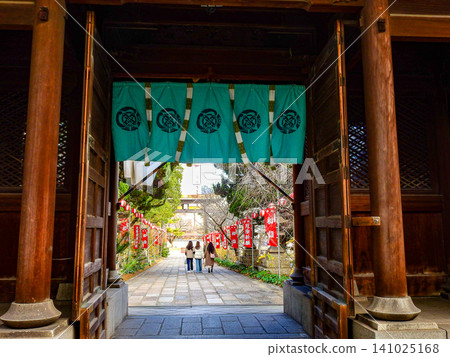 一名行人正沿著通往八坂神社的路走,該神社位於北九州市小倉城旁。 一名行人正沿著通往八坂神社的路走,該神社位於北九州市小倉城旁。 141025168