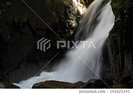 岐阜縣中津川市築地町的築地峽谷景色壯麗,許多瀑布集中在一個狹窄的區域內。 岐阜縣中津川市築地町的築地峽谷景色壯麗,許多瀑布集中在一個狹窄的區域內。 141025241