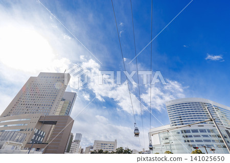 Blue sky, the skyscrapers of Yokohama Minato Mirai, and a ropeway. 141025650