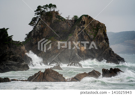 Rough waves on Kosode Coast, Kuji City, Iwate Prefecture Rough waves on Kosode Coast, Kuji City, Iwate Prefecture 141025943