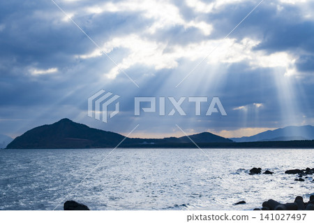 [Fukuoka Prefecture] Angel's Ladder Appears Over the Itoshima Peninsula and the Genkai Sea 141027497