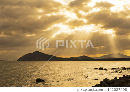 [Fukuoka Prefecture] Angel's Ladder Appears Over the Itoshima Peninsula and the Genkai Sea 141027498