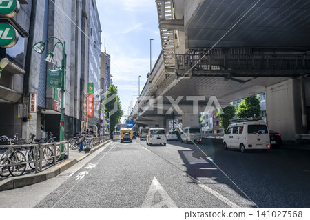 東京澀谷區的城市景觀：笹塚車站附近的甲州街道 141027568