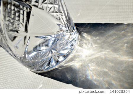 The play of light and shadow on the edges of a crystal glass. 141028294