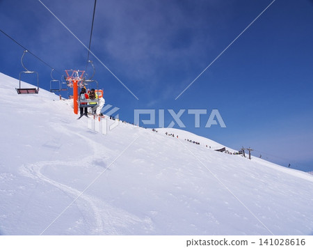 從二世古村滑雪度假村的雲頂仙境纜車A/B線眺望國王4號纜車山頂站 從二世古村滑雪度假村的雲頂仙境纜車A/B線眺望國王4號纜車山頂站 141028616