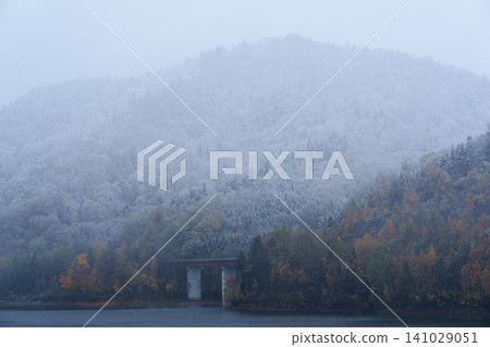 北海道中別湖:秋色如夢似幻,五彩斑斕的樹葉與皚皚白雪交相輝映,位於大雪山腳下,是著名的旅遊景點。 北海道中別湖:秋色如夢似幻,五彩斑斕的樹葉與皚皚白雪交相輝映,位於大雪山腳下,是著名的旅遊景點。 141029051