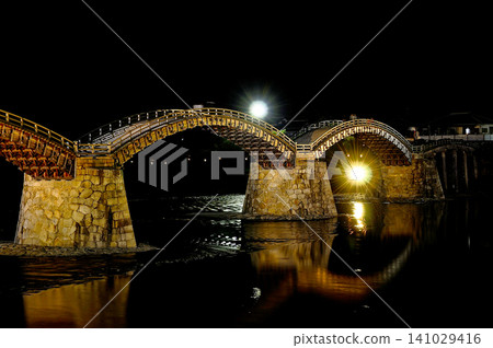 Night view of Kintaikyo Bridge: The wooden five-arch bridge is illuminated. Night view of Kintaikyo Bridge: The wooden five-arch bridge is illuminated. 141029416