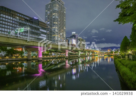 大阪夜景:大阪府大阪市,阪神高速公路沿堂島川,中之島 大阪夜景:大阪府大阪市,阪神高速公路沿堂島川,中之島 141029938
