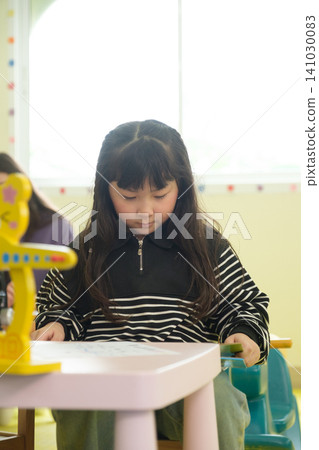The teacher is teaching young children in a class at school. The teacher is teaching young children in a class at school. 141030083