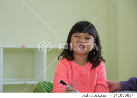 The teacher is teaching young children in a class at school. The teacher is teaching young children in a class at school. 141030084