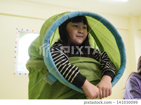 The teacher is teaching young children in a class at school. The teacher is teaching young children in a class at school. 141030099
