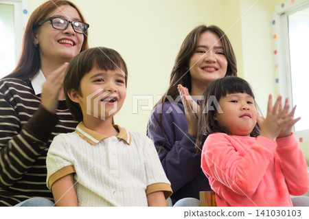 The teacher is teaching young children in a class at school. The teacher is teaching young children in a class at school. 141030103