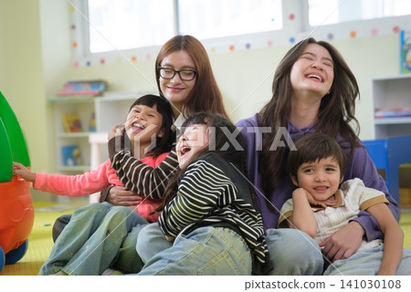 The teacher is teaching young children in a class at school. The teacher is teaching young children in a class at school. 141030108