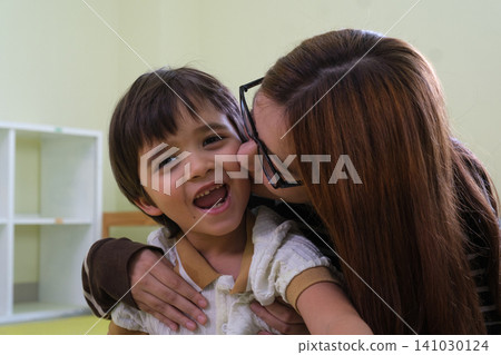 The teacher is teaching young children in a class at school. The teacher is teaching young children in a class at school. 141030124