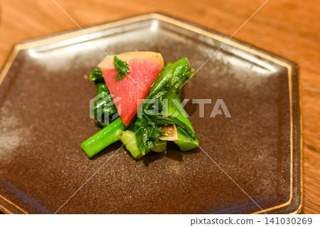 一道擺盤精美的時令蔬菜菜餚,作為高檔中式套餐中的開胃菜。 一道擺盤精美的時令蔬菜菜餚,作為高檔中式套餐中的開胃菜。 141030269