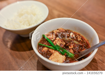 正宗川味麻婆豆腐白飯套餐:高檔中餐廳的熱門菜餚。 正宗川味麻婆豆腐白飯套餐:高檔中餐廳的熱門菜餚。 141030270