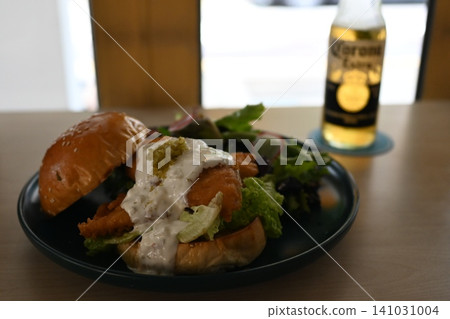 Hamburger and beer 141031004