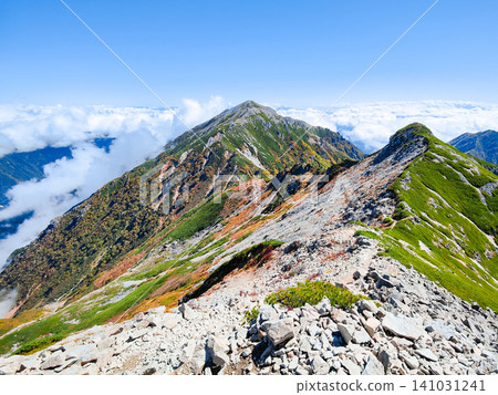 秋季徒步攀登哈里諾基山和蓮華山（從哈里諾基山口到哈里諾基山頂峰：可欣賞蓮華山景色） 141031241
