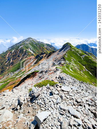 秋季徒步攀登哈里諾基山和蓮華山(從哈里諾基山口到哈里諾基山頂峰:可欣賞蓮華山景色) 秋季徒步攀登哈里諾基山和蓮華山(從哈里諾基山口到哈里諾基山頂峰:可欣賞蓮華山景色) 141031250
