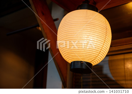 Round lanterns lit under the eaves: an image of traditional Japanese architecture and Japanese atmosphere. 141031710