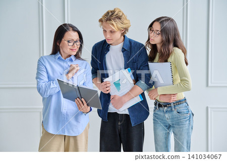 Mentor explaining business data to young students 141034067