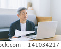 一個人在電腦上工作 141034217