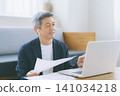 一個人在電腦上工作 141034218