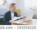 一個人在電腦上工作 141034220