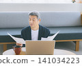 一個人在電腦上工作 141034223