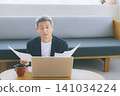 一個人在電腦上工作 141034224