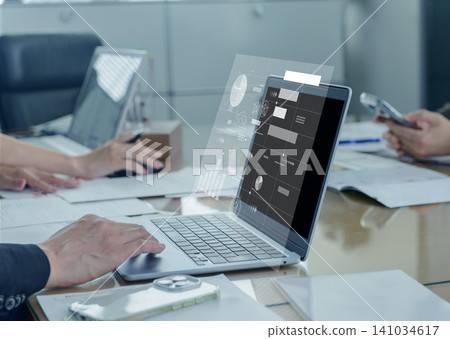 一場進行數據分析的商務會議；一張展示企業數位轉型（DX）的辦公室圖片。 141034617