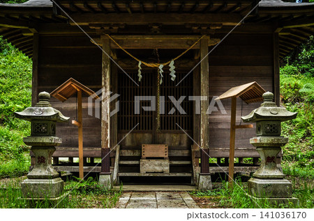 The shrine building of Iitama Hakusan Shrine stands in a tranquil space surrounded by fresh greenery. 141036170