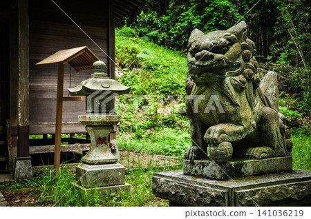 The stone lanterns and guardian lion-dogs holding jewels watch over the grounds of Hakusan Shrine, which are surrounded by fresh greenery. The stone lanterns and guardian lion-dogs holding jewels watch over the grounds of Hakusan Shrine, which are surrounded by fresh greenery. 141036219