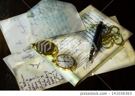 Antique letters with fountain pen and pocket watches Antique letters with fountain pen and pocket watches 141036363