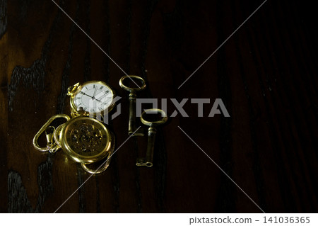 Vintage pocket watch and old keys on wood Vintage pocket watch and old keys on wood 141036365