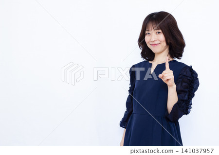 指著手指的女人 141037957