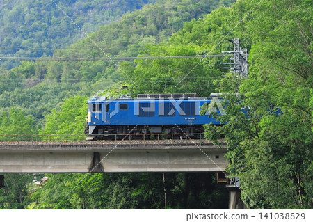 2026年6月19日,初夏時節,EF64-1045型蒸汽機車在白眉線上強勁地行駛,周圍環繞著美麗的綠色植物。 2026年6月19日,初夏時節,EF64-1045型蒸汽機車在白眉線上強勁地行駛,周圍環繞著美麗的綠色植物。 141038829