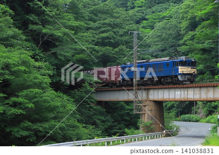 初夏時節,一列由EF64-1049型機車牽引的貨運列車沿著白眉線疾馳而過,周圍綠樹成蔭,景色宜人。 (攝於2026年6月19日) 初夏時節,一列由EF64-1049型機車牽引的貨運列車沿著白眉線疾馳而過,周圍綠樹成蔭,景色宜人。 (攝於2026年6月19日) 141038831