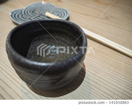 Silence and flavor, a sophisticated luxury woven by the tableware. 141038863