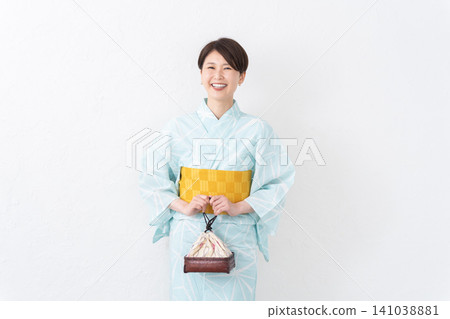 一個女人穿著浴衣 一個女人穿著浴衣 141038881